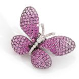 BROCHE PAPILLONElle est pavée de saphirs en camaïeu de rose et de diamants taille brillant.