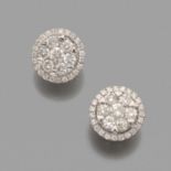 PAIRE DE MOTIFS D'OREILLES DIAMANTSLes motifs fleurettes sont sertis de petits diamants taille