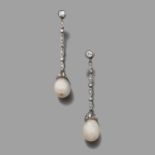 PAIRE DE PENDANTS D'OREILLES PERLES FINESLes perles fines de forme poire sont retenues par un