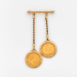 CHIAPPEBROCHE BARRETTEen or jaune 18K, portant en pampille deux monnaies en or. (monnaies anglaise