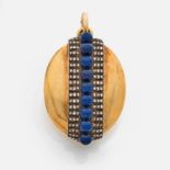ANNEES 1860MEDAILLON SOUVENIRde forme ovale, rehaussé d'une ligne de boules de lapis-lazuli. Monture