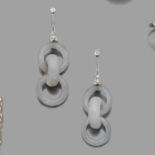 PAIRE DE PENDANTS D’OREILLES JADEcomposés de trois anneaux de jade jadéite gris sculpté dans le même