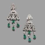 PAIRE DE PENDANTS D'OREILLES GIRANDOLES EMERAUDESIls se composent d'un motif triangulaire retenant