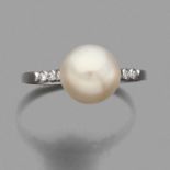 ANNEES 1920BAGUE PERLE FINEornée d'une perle fine encadrée de diamants en sertissure. Monture en