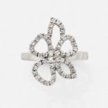 GUCCIBAGUE "FLORA"Le plateau est en forme de fleur stylisée et pavé de diamants taille brillant.