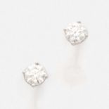 PAIRE DE CLOUS D'OREILLES DIAMANTSIls sont ornés d'un diamant taille brillant en châton à griffes.