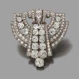 ANNEES 1930CLIP ECUSSONIl est entièrement rehaussé de diamants taille brillant dont un plus
