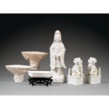 SUITE DE TROIS OBJETSen porcelaine blanc de Chine, comprenant deux coupes à libation en forme de
