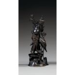 STATUETTE D'IMMORTEL EN COMPAGNIE D'UNE GRUEen bronze de belle patine sombre, représenté en pied sur