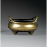 BRÛLE-PARFUM DINGen bronze, monté sur trois petits pieds, à panse sphérique méplate et anses