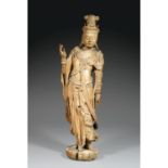 GRANDE STATUE DE GUANYIN DE STYLE MINGen bois autrefois polychrome, représentée en léger tribhanga