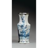 VASE ENGAGÉen porcelaine et bleu de cobalt sous couverte, monté sur une base élargie, à décor de