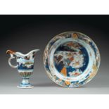 AIGUIÈRE CASQUEen porcelaine, bleu de cobalt sous couverte, émaux polychromes et dorure, à décor