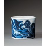 GRAND POT À PINCEAUX CYLINDRIQUE BITONG DE STYLE KANGXIen porcelaine et bleu de cobalt sous