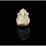 PENDENTIFen jade néphrite blanc céladonné infusé de rouille, en forme de Guanyin assise en vajrasana