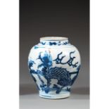 JARRE À HAUTE ÉPAULEen porcelaine et bleu de cobalt sous couverte, à décor d'un qilin et d'un phénix