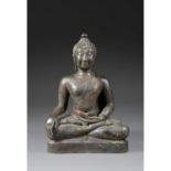 GRANDE STATUE DE BOUDDHA MARAVIJAYAen bronze de patine sombre, représenté assis en dhyanasana sur