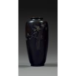 ƒ VASE FUSEAUen bronze de belle patine anthracite, à décor en léger relief d'un oiseau perché sur la