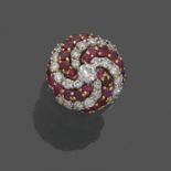 BAGUE DÔME Elle est sertie de diamants taille brillant et de rubis disposés en spirale. Au centre un
