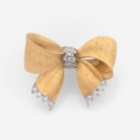 MARIO BUCCELLATI BROCHE NUD DE RUBAN Elle est en or jaune 18K texturé soulignée de diamants