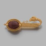 ATTRIBUÉ A CASTELLANI ANNÉES 1860 BARRETTE SCARABÉE Elle porte un scarabée sculpté sur cornaline sur