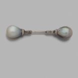 ANNÉES 1910 ÉPINGLE A JABOT PERLES FINES Elle porte deux perles fines poire de tons gris et blanc.