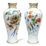 PAIRE DE VASES EN OPALINE, ATTRIBUÉ A BACCARAT, VERS 1840À riche décor de fleurs et volatiles, panse