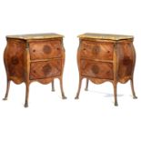 RARE PAIRE DE COMMODES DE FORME GALBÉE, NAPLES, MILIEU DU XVIIIe SIÈCLEEn placage de bois de rose et