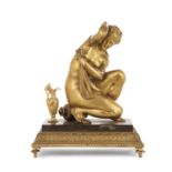 VÉNUS ACCROUPIE SUR UN VASE COUVERT EN BRONZE DORÉ, ÉPOQUE RESTAURATIONElle repose sur une base