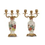 PAIRE DE CANDÉLABRES EN BRONZE DORÉ ET PORCELAINE DANS LE GOÛT DE LA CHINE, STYLE LOUIS XV, XIXE