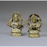 SUITE DE DEUX STATUETTES DE MANJUSRI ET D'AVALOKITESVARAen alliage de cuivre de patine sombre,