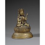 STATUETTE DE PADMASAMBHAVAen alliage de cuivre, représenté assis en vajrasana sur un socle lotiforme