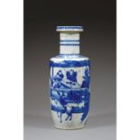 VASE MAILLET À ÉPAULE ANGULEUSEen porcelaine et bleu de cobalt sous couverte, à décor d'une scène