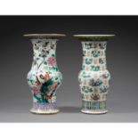 SUITE DE DEUX VASES EN QUEUE DE PHÉNIXen porcelaine et émaux polychromes dans le style de la famille