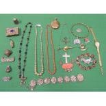 A small quantity of assorted costume jewellery, including a silver crown brooch, silver St