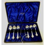 A cased set of six silver teaspoons and matching tongs, 3.1oz approx