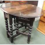 A small oak oval topped gate leg table with bobbin turned supports, 92cm x 70cm extended.