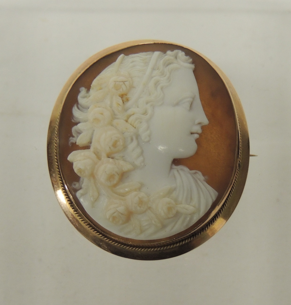 A Victorian 9ct rose gold oval cameo brooch, the shell well carved with head of Flora, the shell
