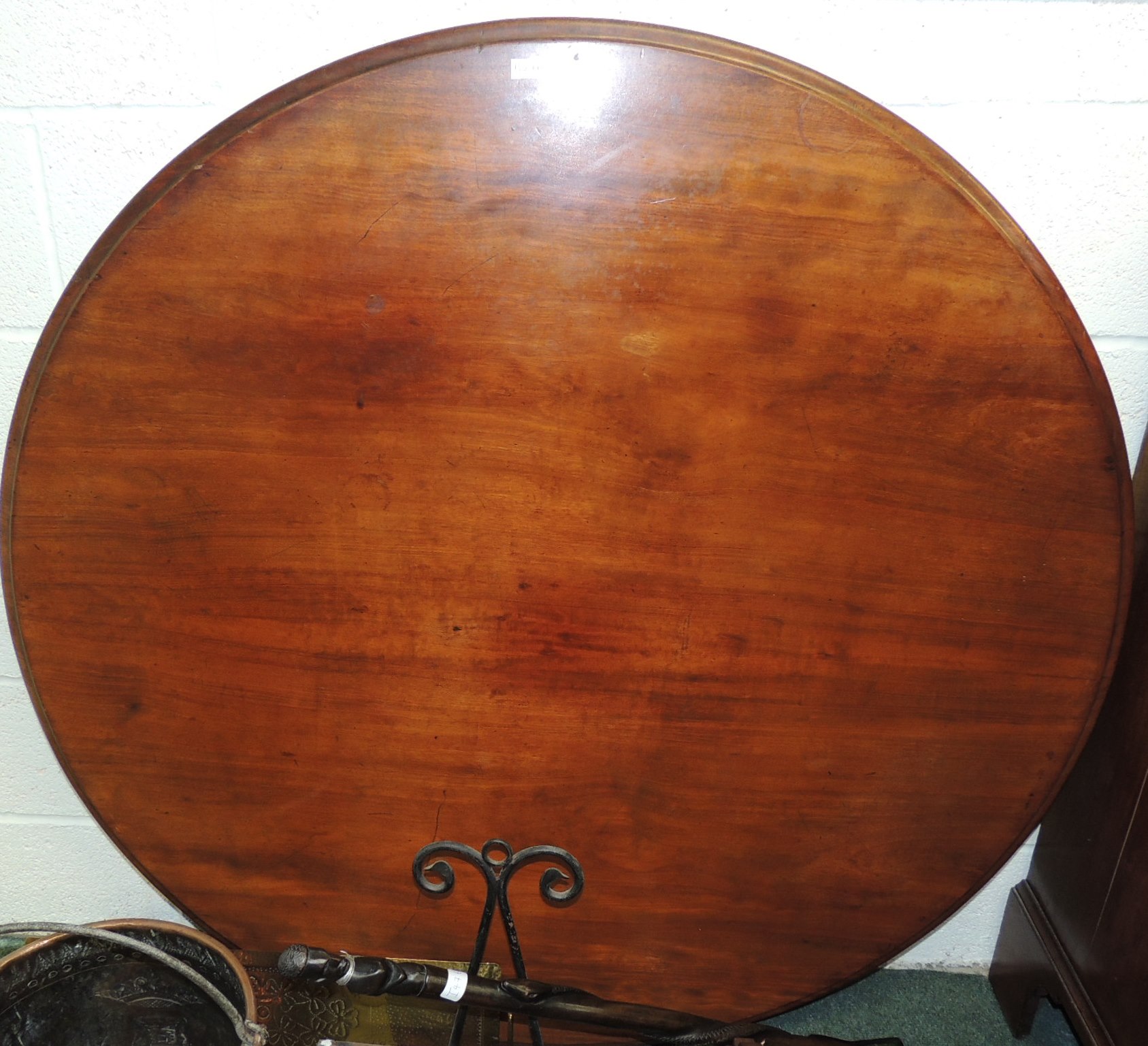 A Victorian mahogany circular breakfast table top, 119cm diameter.