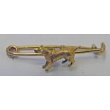 VICTORIAN BAR BROOCH WITH GUN DOG MOTIF TO CENTRE