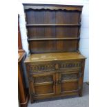 20TH CENTURY OAK WELSH DRESSER WITH PLATE RACK BACK OVER 2 DRAWERS & 2 PANEL DOORS WITH CARVED