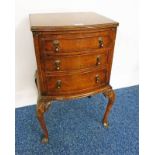 EARLY 20TH CENTURY WALNUT 3 DRAWER BEDSIDE CHEST ON QUEEN ANNE SUPPORTS