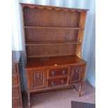 20TH CENTURY OAK WELSH DRESSER WITH PLATE RACK BACK OVER 2 DRAWERS & 2 PANEL DOORS ON TURNED