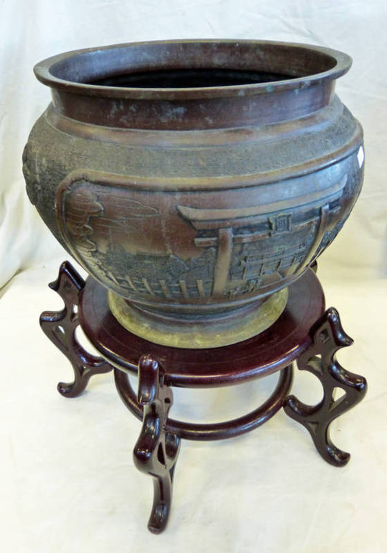 19TH CENTURY BRONZE ORIENTAL JARDINIERE ON HARDWOOD STAND - JARDINIERE 28 CM DIAMETER