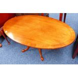 MAHOGANY OVAL COFFEE TABLE WITH CENTRE PEDESTAL ON SPREADING SUPPORTS