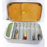 WHEATLEY ALLOY LURE AND CAST TIN OF 6 SECTIONS AND A COMPARTMENT