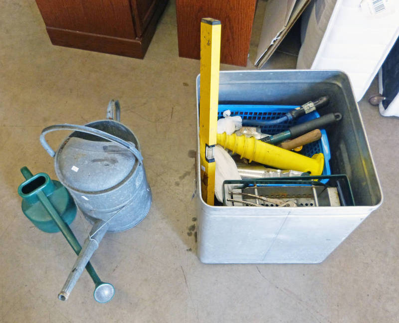 METAL CONTAINER OF HAND / GARDEN TOOLS WITH 2 WATERING CANS