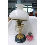 EARLY 20TH CENTURY OIL LAMP WITH BRASS COLUMN & GLASS RESERVOIR & PINK FLORAL DECORATED FINGER LAMP