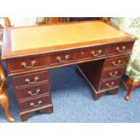 20TH CENTURY MAHOGANY TWIN PEDESTAL DESK WITH LEATHER TOP & 9 DRAWERS ON BRACKET SUPPORTS