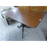 19TH CENTURY MAHOGANY RECTANGULAR TOPPED TABLE ON CENTRE COLUMN